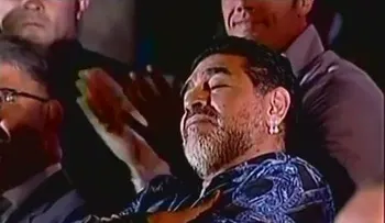 Maradona se duerme durante discurso de Nicolás Maduro
