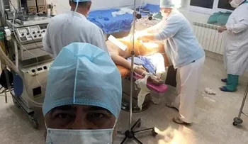 Médico toma selfie con la nueva madre desnuda en el fondo