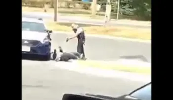 ¿Por qué lo has hecho?: Grita hombre al que policía EE.UU le disparó con arma eléctrica