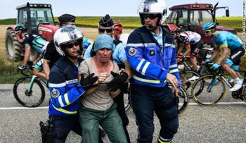 El Tour de Francia fue detenido temporalmente por manifestantes