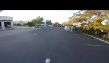 Video de vértigo: Alocada carrera de drones en un almacén