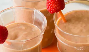 Smoothie de melocotón frambuesa y papaya