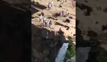 Se despeña mortalmente por una cascada por mejorar el ángulo de su foto. IMAGENES FUERTES