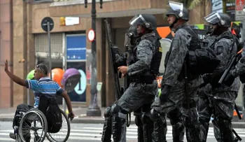 Policías desalojan con gases lacrimógenos familias en Santiago 