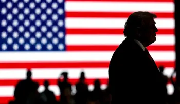 Trump promete grandes proyectos económicos en Iowa y Alaska y ambos se desmoronan poco después