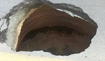 Obras Públicas inicia reparación del socavón en el elevado del kilómetro 12