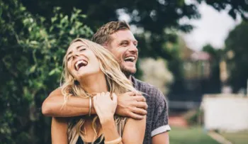 ¿Por qué un introvertido y un extrovertido puede ser el mejor tipo de pareja?