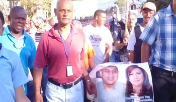 Simulan entierro de funcionarios en protesta por falta de agua y apagones 