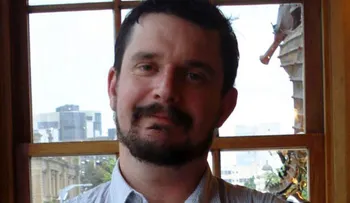 "Mi nombre es Gregor y soy alcohólico": la carta de un periodista que conmueve a padres e hijos