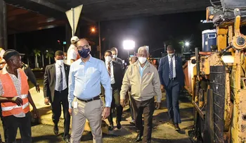 Deligne Ascención supervisa en horario nocturno, trabajos de asfaltado y bacheo en calles y avenidas del DN y el GSD