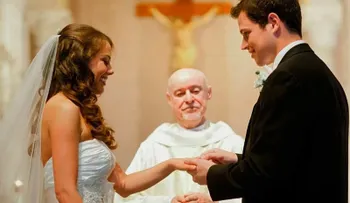Vayan ante un sacerdote o  juez civil: El matrimonio puede prevenir la demencia, dice estudio 