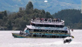 Decenas siguen desaparecidos tras el naufragio de un bote de turistas en Colombia