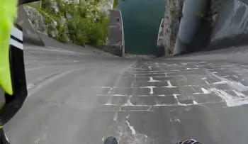 Video: Descenso de un ciclista extremo por la pared de una represa