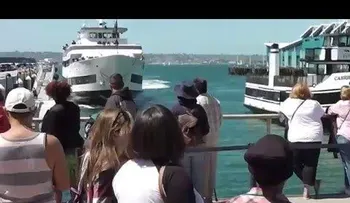 Pánico instantáneo: un crucero se estrella contra el puerto (VIDEO)