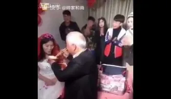 Una novia muy triste cambia de genio cuando su esposo le muestra algo !mágico"