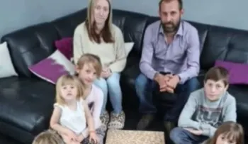 El padre movió este espejo y descubrió este gran secreto 