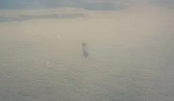 El pasajero de un avión graba a un Gigante de Hierro que camina por las nubes (VIDEO)