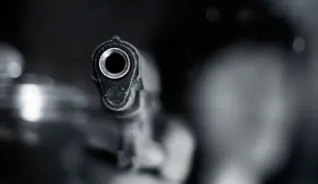 Un policía retirado resuelve un asesinato mientras analizaba imágenes de balas 