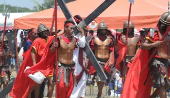Una tradición de 50 años: los filipinos se crucifican en el Viernes Santo