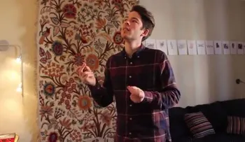 Increible, un joven toca la canción de Super Mario Bros, chasqueando los dedos