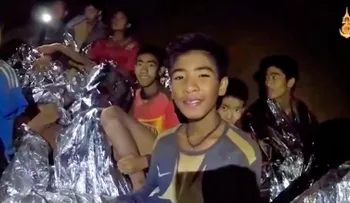 Los padres de los niños de Tailandia lloran al verlos por primera vez tras el rescate