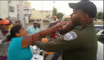 Someten a la Justicia mujer agredió agente de la DIGESETT en Santiago