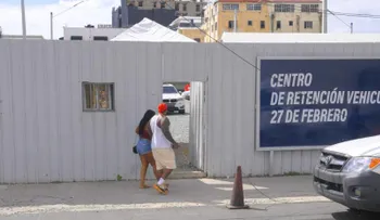 Extranjeros esperan devolución de vehículos retenidos tras el partido RD-Haití