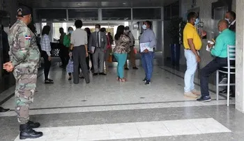 Abinader dispone empleados públicos trabajen hasta las 3:00 PM; el 40% desde sus casas