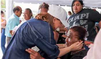 Supérate entrega bono a familias afectadas por lluvias