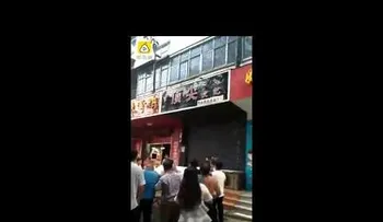 Una mujer lanza sus pequeños hijos de un 5to piso para salvarlos