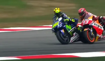 El nuevo debate que recorre internet: ¿Rossi pateó a Márquez en MotoGP?