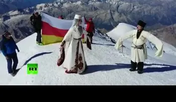 Esta bailarina rusa danza en la cima del monte Elbrús