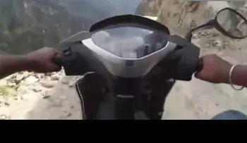 En motocicleta por el camino más peligroso del mundo