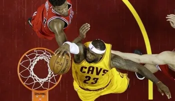 LeBron aporta 33 puntos y Cavaliers empatan serie ante Bulls 
