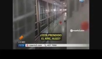 Un globo se desplaza solo y persigue a la gente en un hospital de niños