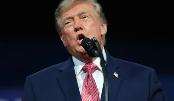 Trump arremete contra manifestantes en sus mitines y asegura que les pagan 250 dólares