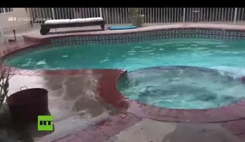 Piscina se desborda durante fuerte terremoto al sur de California