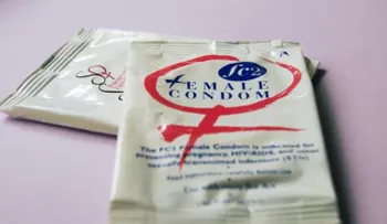 ¿Cómo se coloca el condón femenino y cuáles son las ventajas de usarlo?