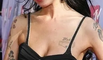 La madre de Amy Winehouse revela en un libro que el día antes de morir la artista hedía a alcohol