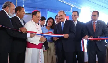 Apedrean en Higüey inauguración de escuela encabezada por el presidente Medina
