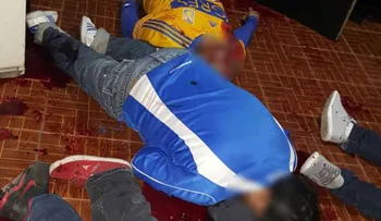 IMAGENES SENSIBLES: Asesinan ocho hombres mientras veían un partido de fútbol por TV