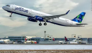 Aerolíneas reducen y limitan precios de boletos para evacuados por el huracán Irma