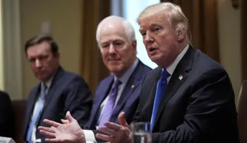 Una â??surrealistaâ? reunión de Trump sobre las armas deja a los republicanos tambaleándose y a los demócratas optimistas