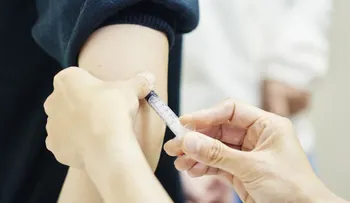 El Reino Unido empieza las primeras pruebas de una vacuna contra el coronavirus; iniciará la fabricación masiva