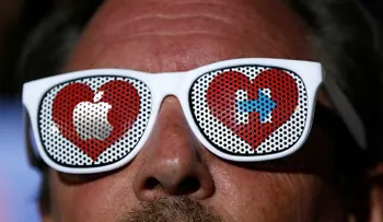 El logo de campaña de Clinton está inspirado en la manzana de Apple