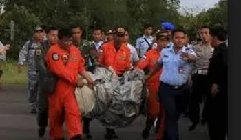 Cadáveres y restos avión de AirAsia  (Video)