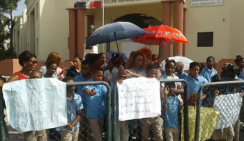 Protestan frente a Palacio en demanda que se imparta docencia en nuevo plantel