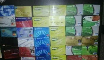 Apresan cuatro y les ocupan varias tarjetas de créditos y débitos clonadas