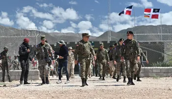 Ministro de Defensa supervisa tropas en la frontera