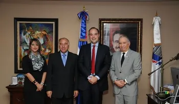Embajador de Estados Unidos visita al ministro de la Presidencia